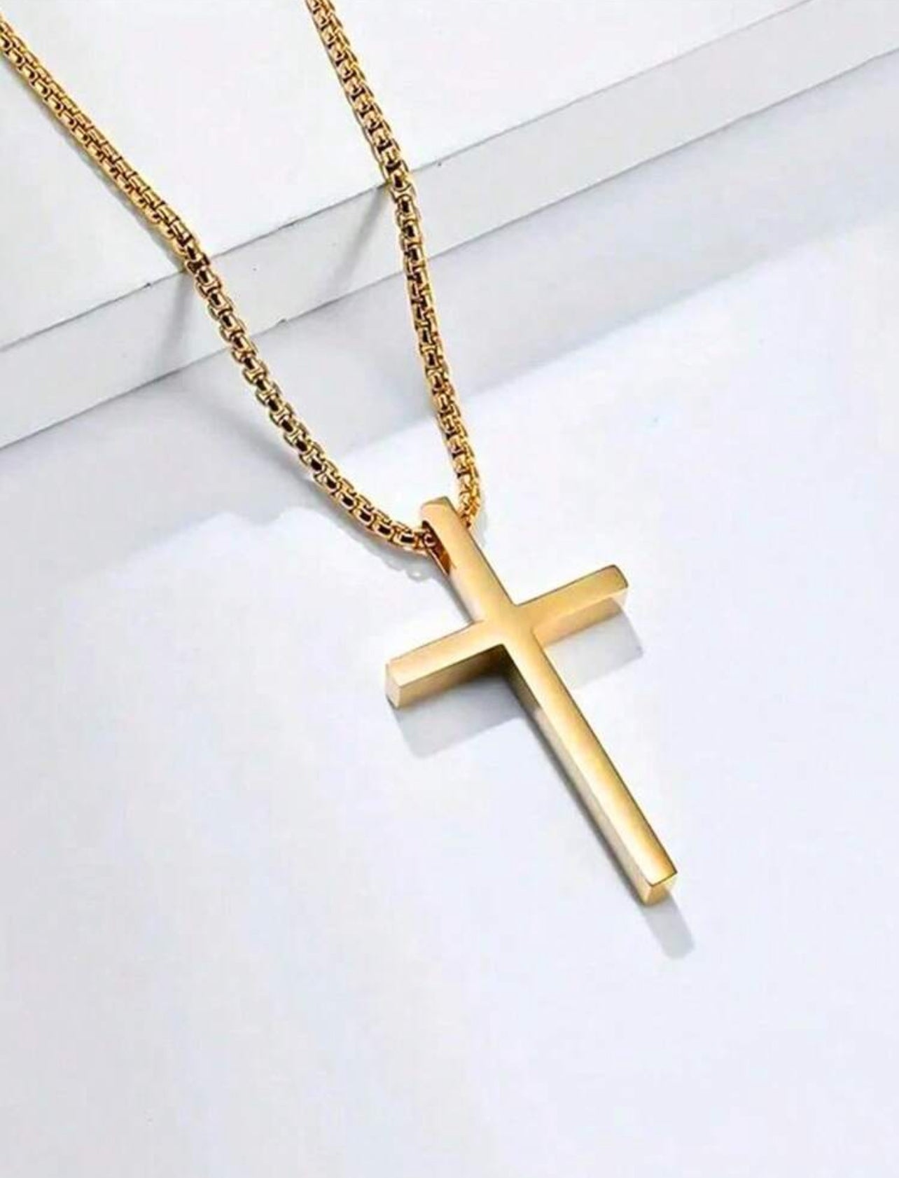 Zuri Z1030 Small Gold Men’s Style Cross Pendant Stainless Steel Necklace Suitable For Men To Wear On The Street Every Day.