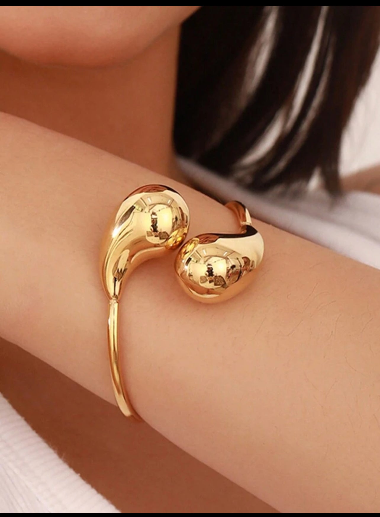 Zuri Z1029 Stainless Steel Gold Hollow Smooth Water Drop Bracelet, Spring Line Gold Comma Open Bracelet, Titanium Steel, Not Easy To Fade, Electroplated 18k.